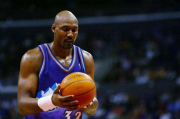 卡尔·马龙（Karl Malone）：NBA传奇大前锋邮差职业生涯回顾