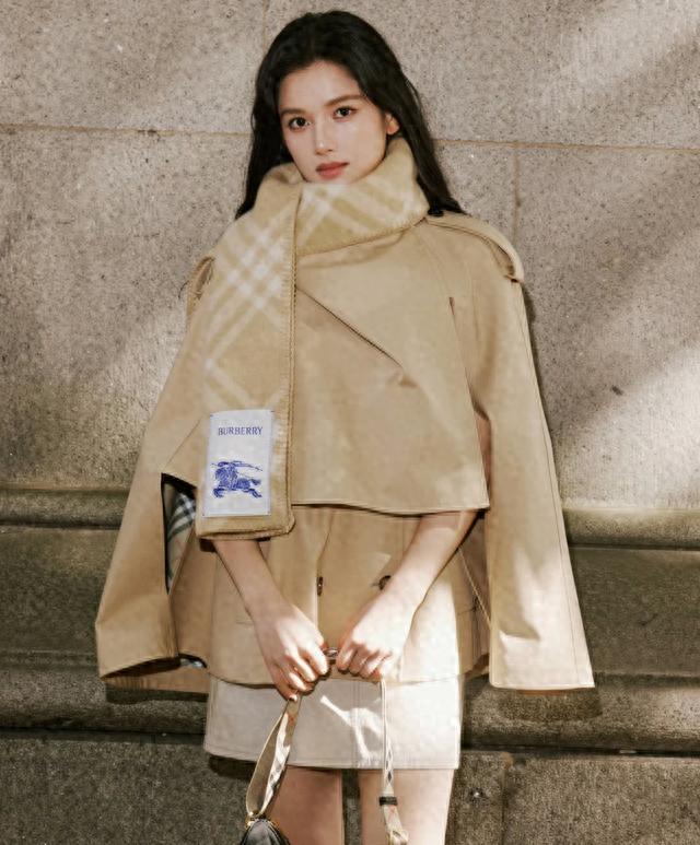 2026春季短风衣趋势_burberry 风衣 颜色_设计师重构风衣版型色彩