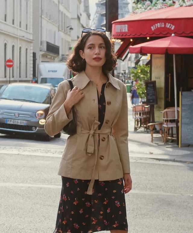 2026春季短风衣趋势_burberry 风衣 颜色_设计师重构风衣版型色彩