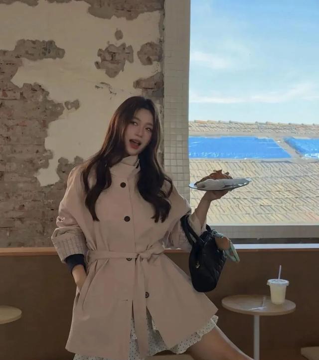 2026春季短风衣趋势_设计师重构风衣版型色彩_burberry 风衣 颜色