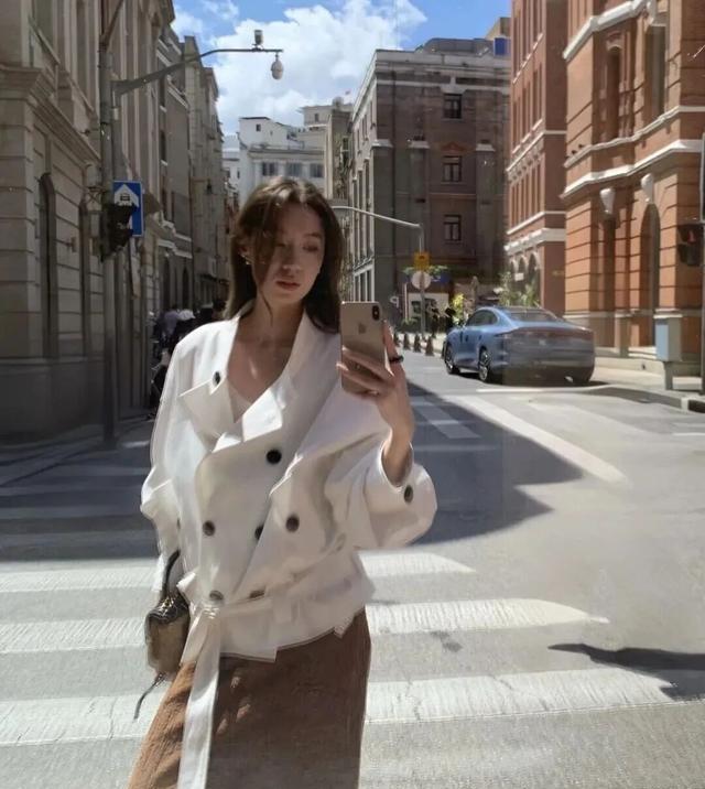 burberry 风衣 颜色_设计师重构风衣版型色彩_2026春季短风衣趋势