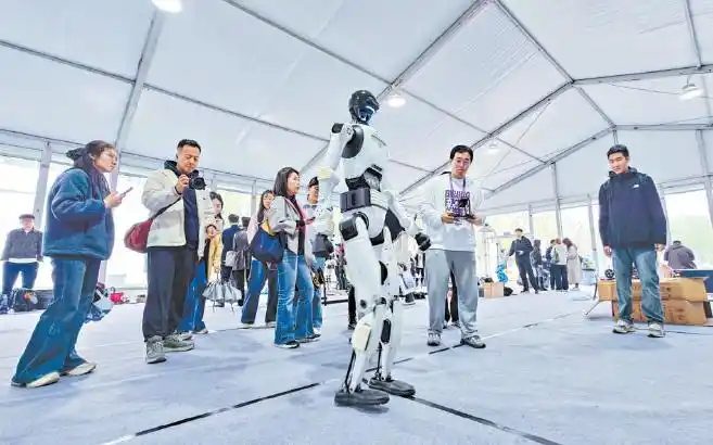 2026北京亦庄人形机器人半程马拉松_人形机器人技术角力场_半马机器人换电效率堪比f1进站