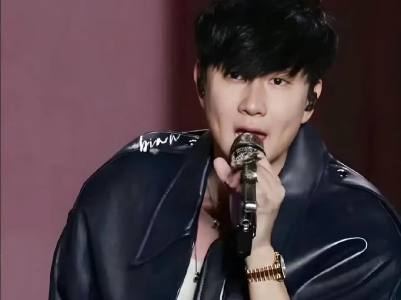 林俊杰七七事件_林俊杰女友七七被网暴_林俊杰女友接吻图片