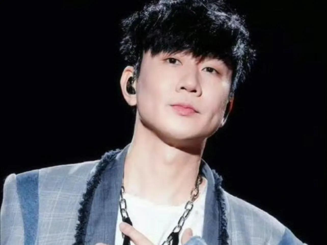 林俊杰女友七七被网暴_林俊杰女友接吻图片_林俊杰七七事件