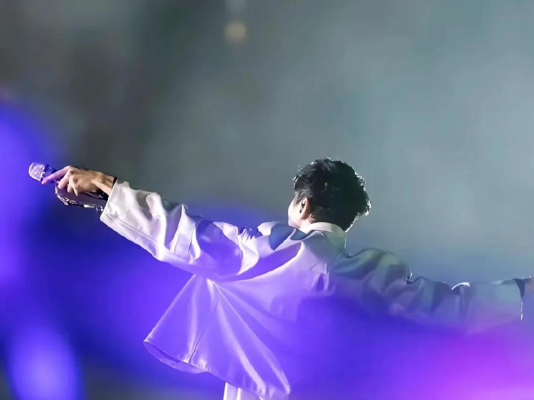 林俊杰七七事件_林俊杰女友接吻图片_林俊杰女友七七被网暴