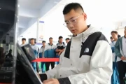 临沂一中南校区食堂放钢琴，学生排队弹奏真下饭