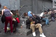 美国街头吸毒者如丧尸聚集，费城变僵尸电影现场