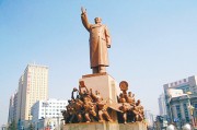沈阳城市雕塑故事：毛泽东塑像背后的玻璃钢传奇