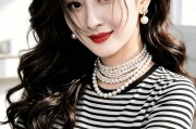 夫妻抱着枕头睡觉的图片，藏着婚姻最真实的温度