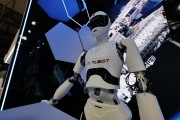 中兴发布会推太空机器人，无线远程操控成亮点