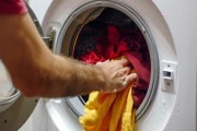 衣服沾油别急搓，三步骤洗洁精加热水轻松洗掉