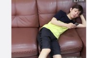 何炅瘫坐照被拍出大长腿，他身高多少岁数多大