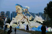2月6日晚第55届成都国际熊猫灯会在东安湖溪峰岛亮灯啦