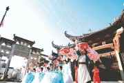 皖南古村落旅游新玩法，鱼灯晒秋成打卡热点