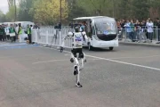 2026北京亦庄半程马拉松，人形机器人集体参赛亮点足