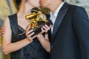 梁朝伟获金狮奖后与刘嘉玲热吻，老夫老妻甜到炸