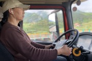 女卡车司机谢琳30年驰骋在路上，我搭车跟她从杭州去成都