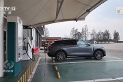 新能源汽车充电桩多了，22分钟充一半电