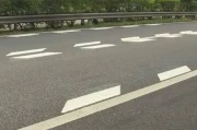 道路标线要求多，纵向减速标线常见，遇此标线需留意