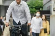 梁朝伟刘嘉玲骑车照曝光，相伴30多年感情羡煞旁人