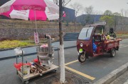 城管帮老人找摊位、扫垃圾，这才是市民要的人性化管理