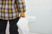 大便后擦纸有血怎么回事？常见原因分析