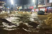 巴马内涝严重，店铺被淹到膝盖，店主：从未见过这么深的水