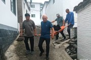 门头沟暴雨预警下，潭柘寺镇贾沟村全力转移卧床老人