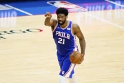 3年1.93亿！恩比德续约76人，总价超3亿，这对球队和西蒙斯交易意味着啥？