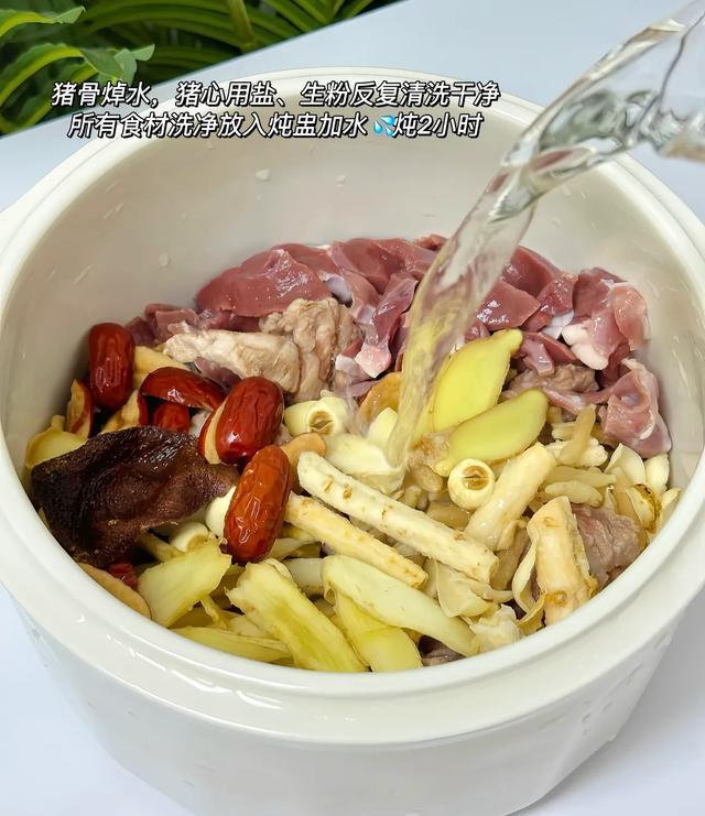 吃什么可以改善睡眠多梦_一夜好睡抗衰老_养心安神猪心莲子百合汤