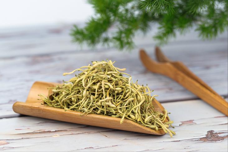 金银花菊花茶功效_正常的菊花茶是什么颜色_金银花菊花清肝降火