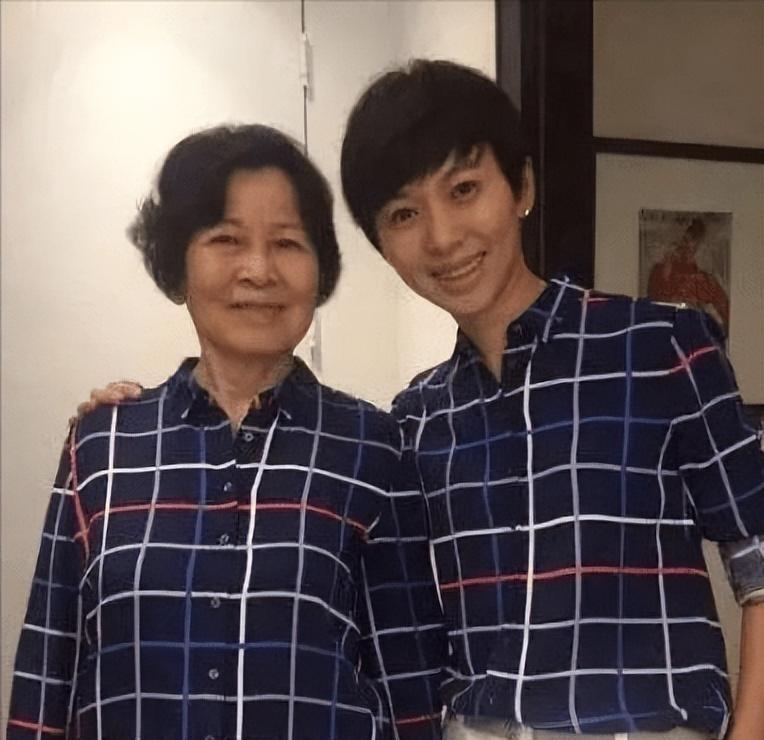 欧阳夏丹 复出 新年祝福_新闻30分欧阳夏丹图片_欧阳夏丹 复出 近况