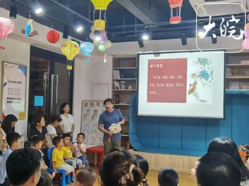 美术男生老师滨湖路小学_美术老师传递美文化自信_合肥南门小学美术老师刘晶辉