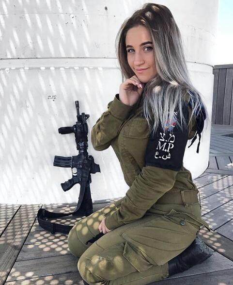 以色列女兵遮羞基本靠枪_以色列女性坦克兵试点项目_以色列首个全女兵坦克车组
