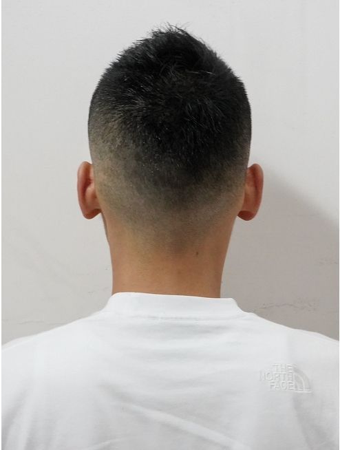 男士清爽发型_短子弹头发型有几种_男士显精神发型