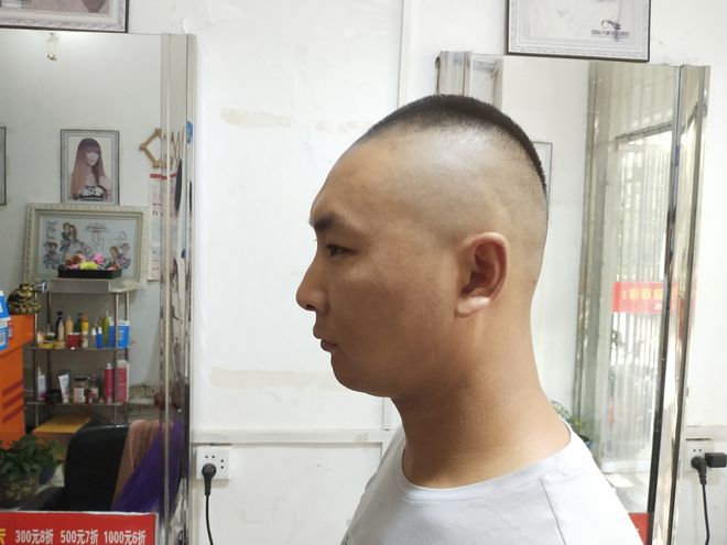 短子弹头发型有几种_男士清爽发型_男士显精神发型