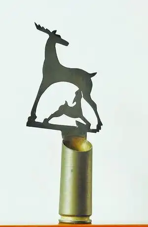 珍藏的炮弹壳笔筒手工制作_王东渝炮弹壳笔筒故事_子弹壳工艺品图片大全