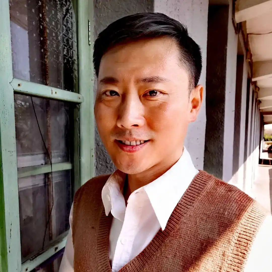 珍藏的炮弹壳笔筒手工制作_子弹壳工艺品图片大全_王东渝炮弹壳笔筒故事