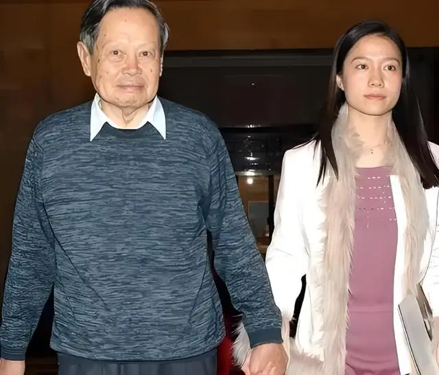 杨振宁三个孩子的成就_杨振宁子女_杨振宁和孩子的关系