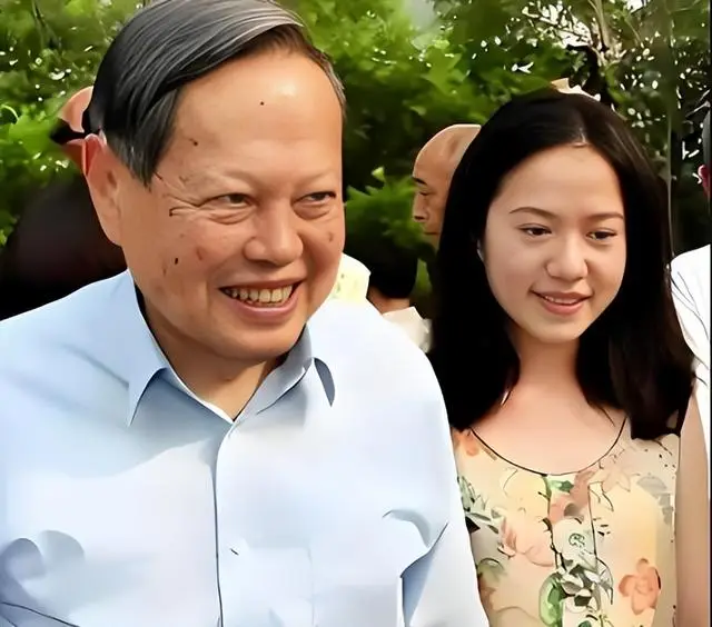 杨振宁三个孩子的成就_杨振宁子女_杨振宁和孩子的关系