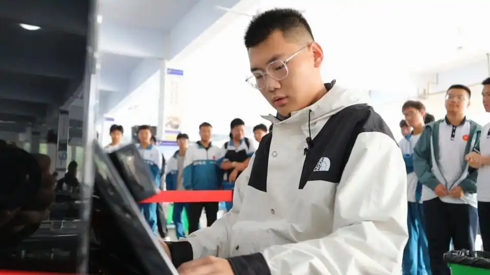 学生排队弹奏钢琴_临沂一中南校区食堂钢琴_临沂一中南校区