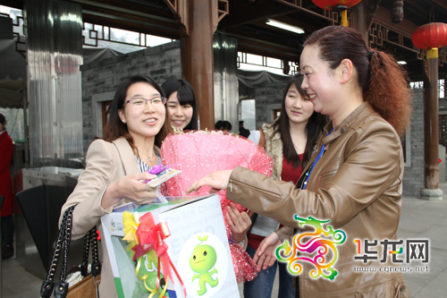 2026重庆园博园门票价格_重庆园博园第300万位游客_西南大学大四女生赵瑞华