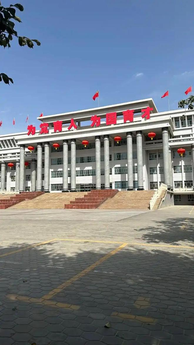 2026新疆大学录取分数线_黑龙江女孩被新疆塔里木大学录取 5000公里路程学费生活费对比_塔里木大学录取通知书邮寄时间及新生入学准备指南
