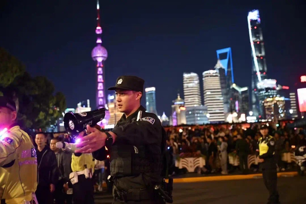 上海女特警又美又飒成打卡点_上海南京路步行街五一安保_上海外滩五一警察守护