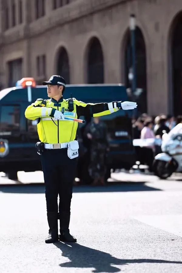 上海女特警又美又飒成打卡点_上海外滩五一警察守护_上海南京路步行街五一安保