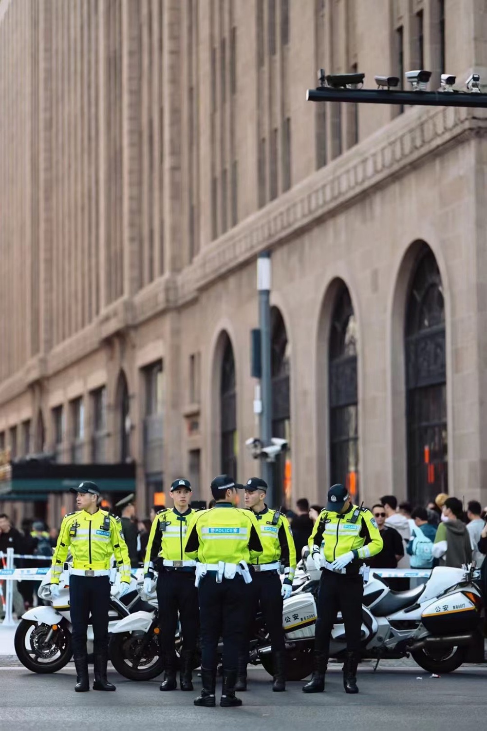 上海南京路步行街五一安保_上海外滩五一警察守护_上海女特警又美又飒成打卡点
