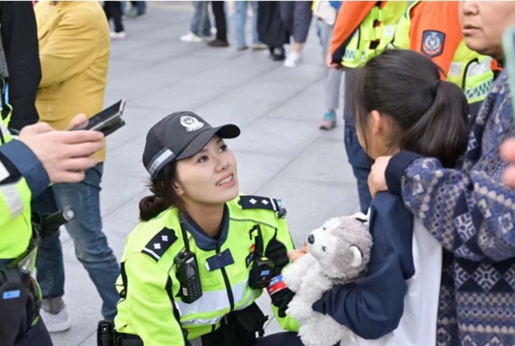 上海女特警又美又飒成打卡点_上海南京路步行街五一安保_上海外滩五一警察守护