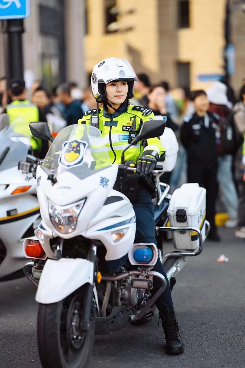 上海南京路步行街五一安保_上海外滩五一警察守护_上海女特警又美又飒成打卡点