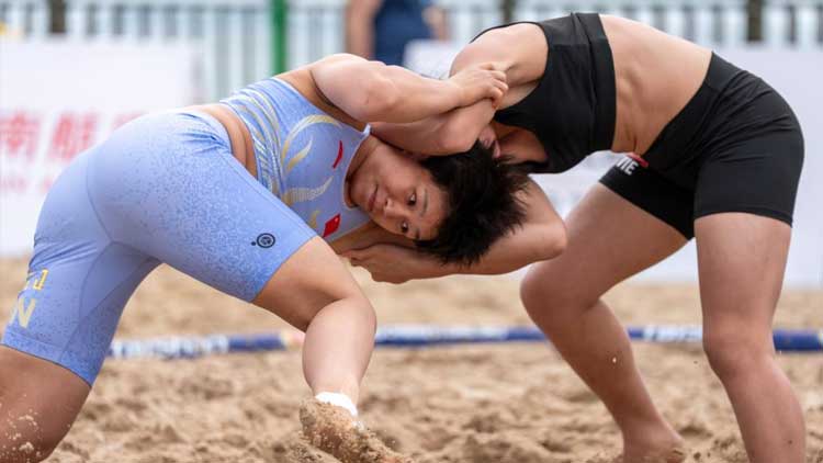 上海女特警又美又飒成打卡点_上海五一外滩警察风景线_黄浦警方节假日安保工作