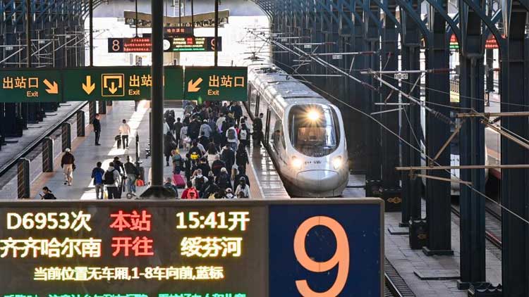 黄浦警方节假日安保工作_上海女特警又美又飒成打卡点_上海五一外滩警察风景线